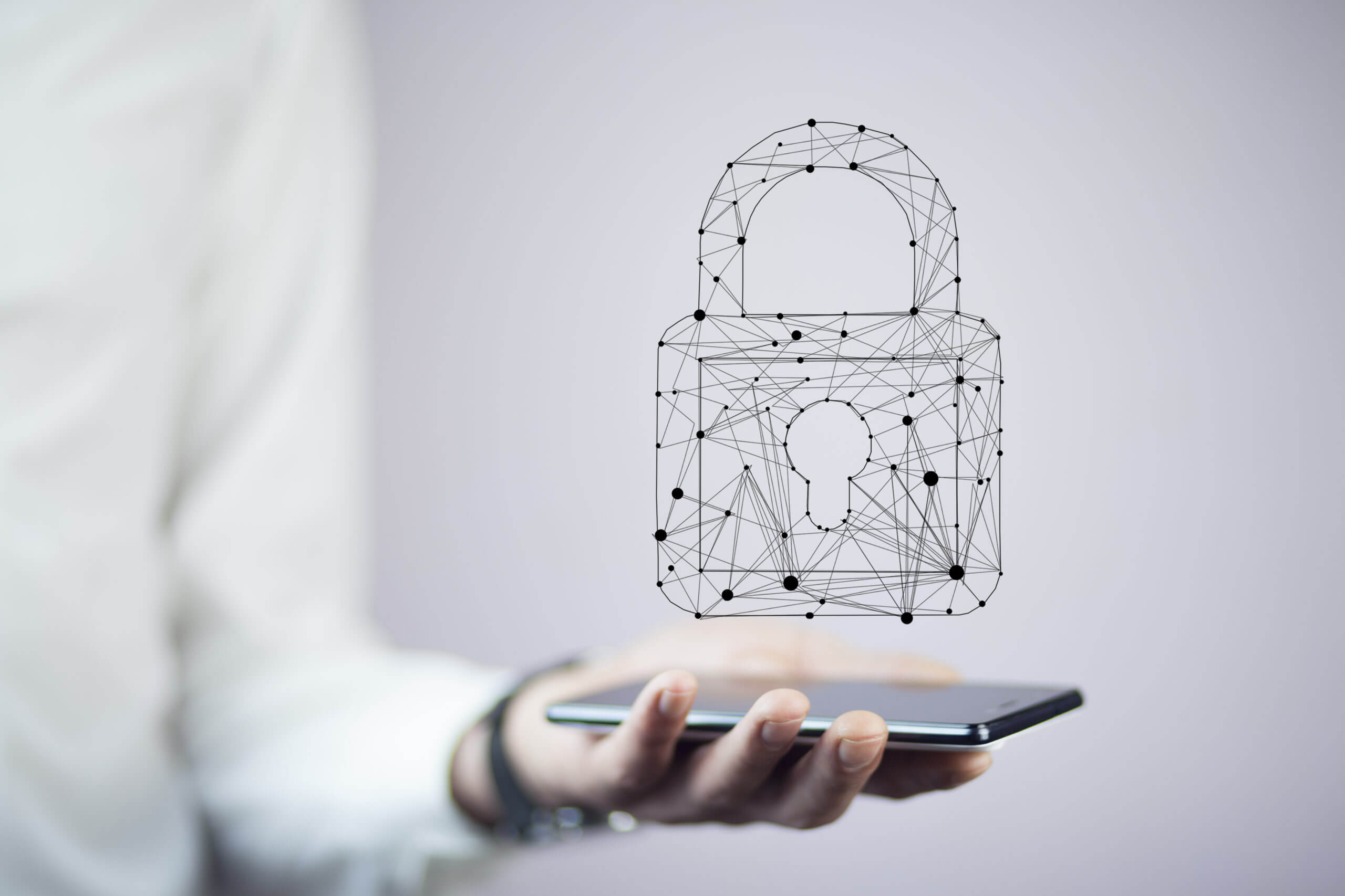 Businessmann hält Telefon mit einem Schloss darüber