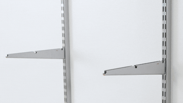 Beispiel für Tutorial-GIF, wie ein Boden in ein Regal eingesetzt wird